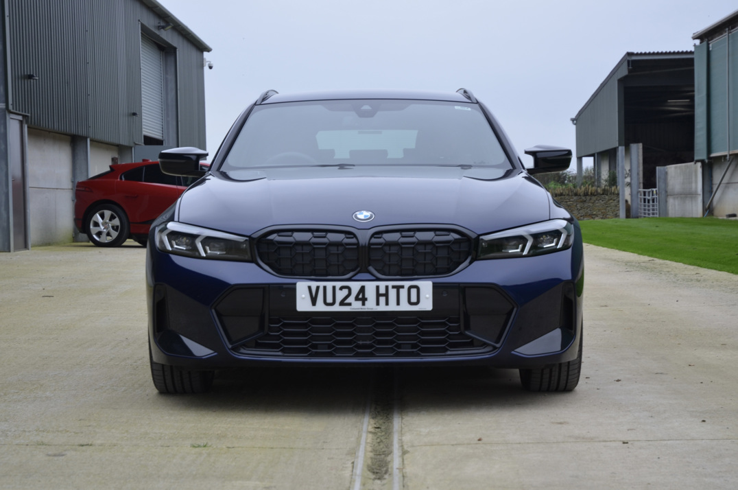 BMW - M340D MHEV X Drive Touring. gallery image 10