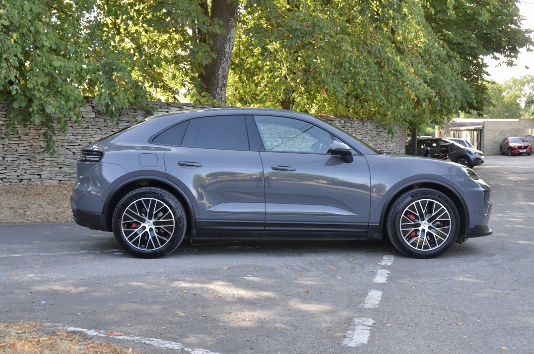 Porsche Macan 4s Electric gallery image 4