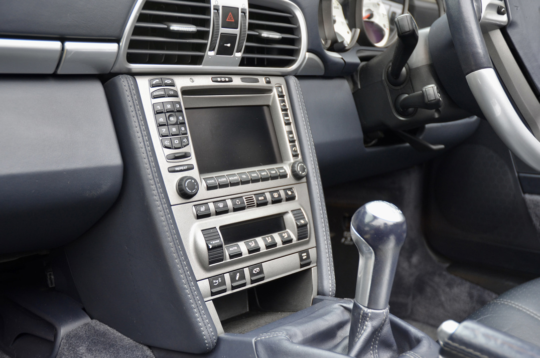 Porsche Carrera 911 C4S Cabriolet Manual. gallery image 36