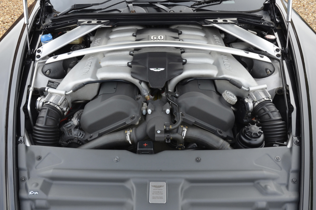 Aston Martin  Db-9 Manual gallery image 40