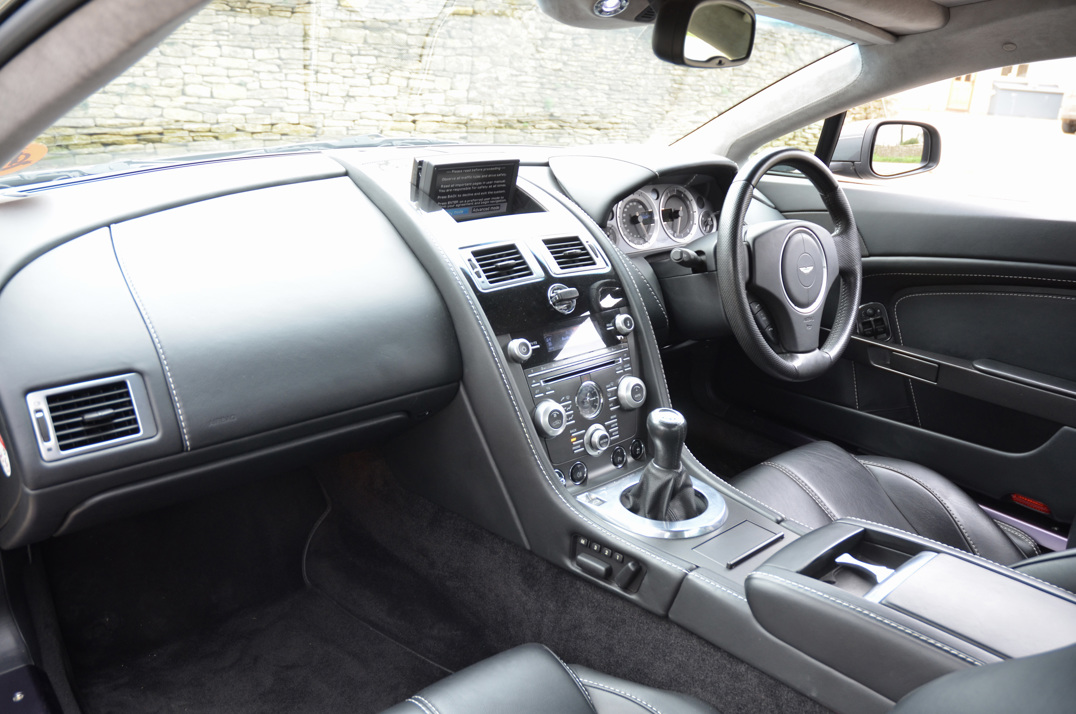 Aston Martin Vantage 4.7 Manual Coupe. gallery image 35