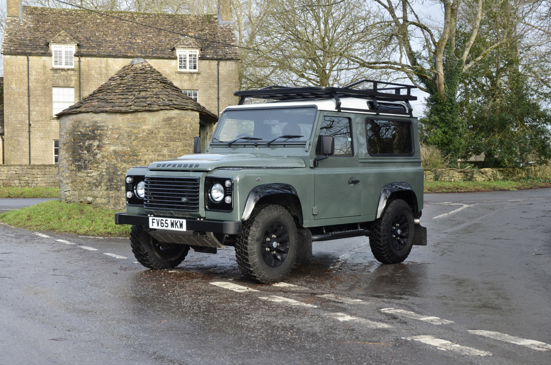 Land Rover Defender 90 XS Station Wagon gallery image 2