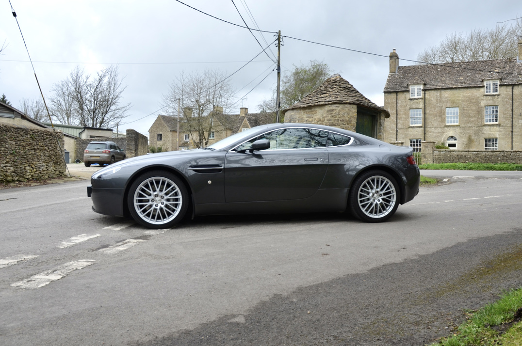 Aston Martin Vantage 4.7 Manual Coupe. gallery image 12