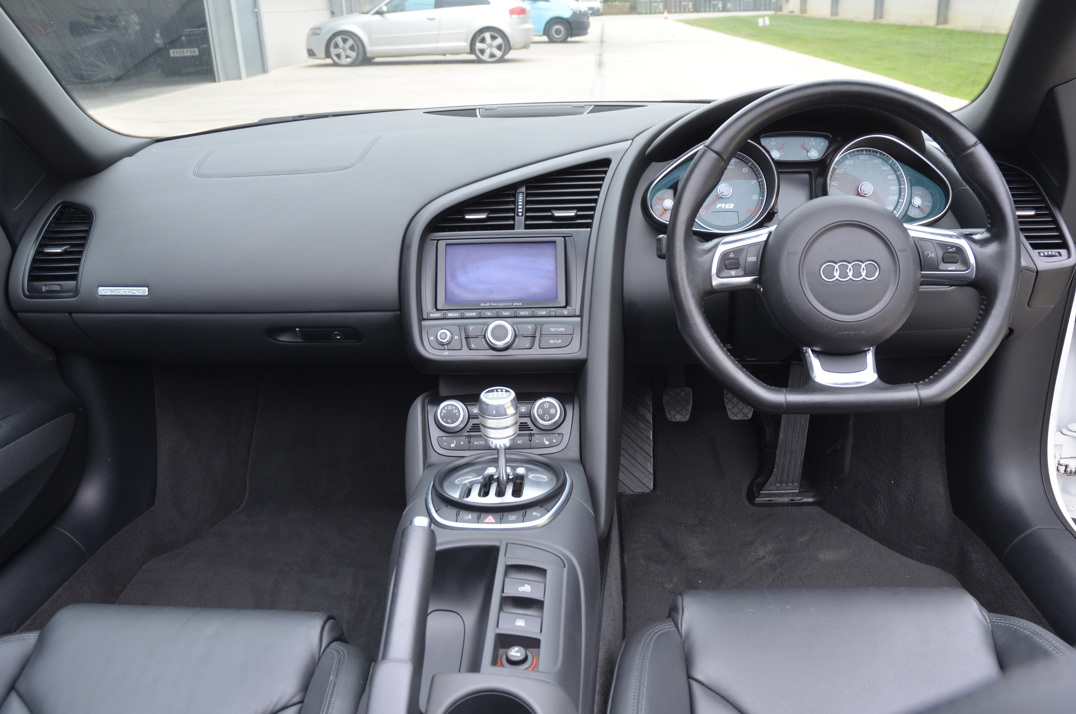 Audi R8 Spyder V8 Manul . gallery image 35