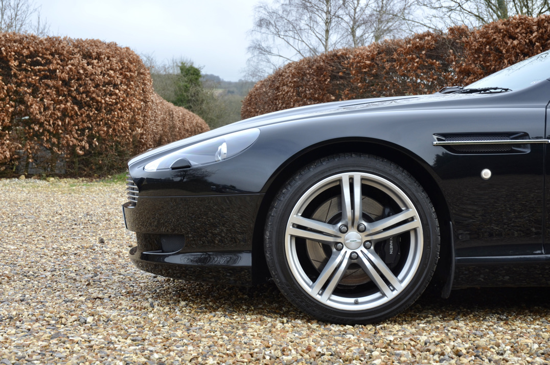 Aston Martin  Db-9 Manual gallery image 17