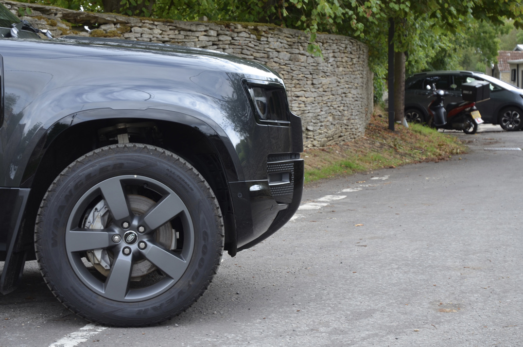 Land Rover Defender 90 X Dynamic HSE 3.0D 350 MHEV gallery image 19