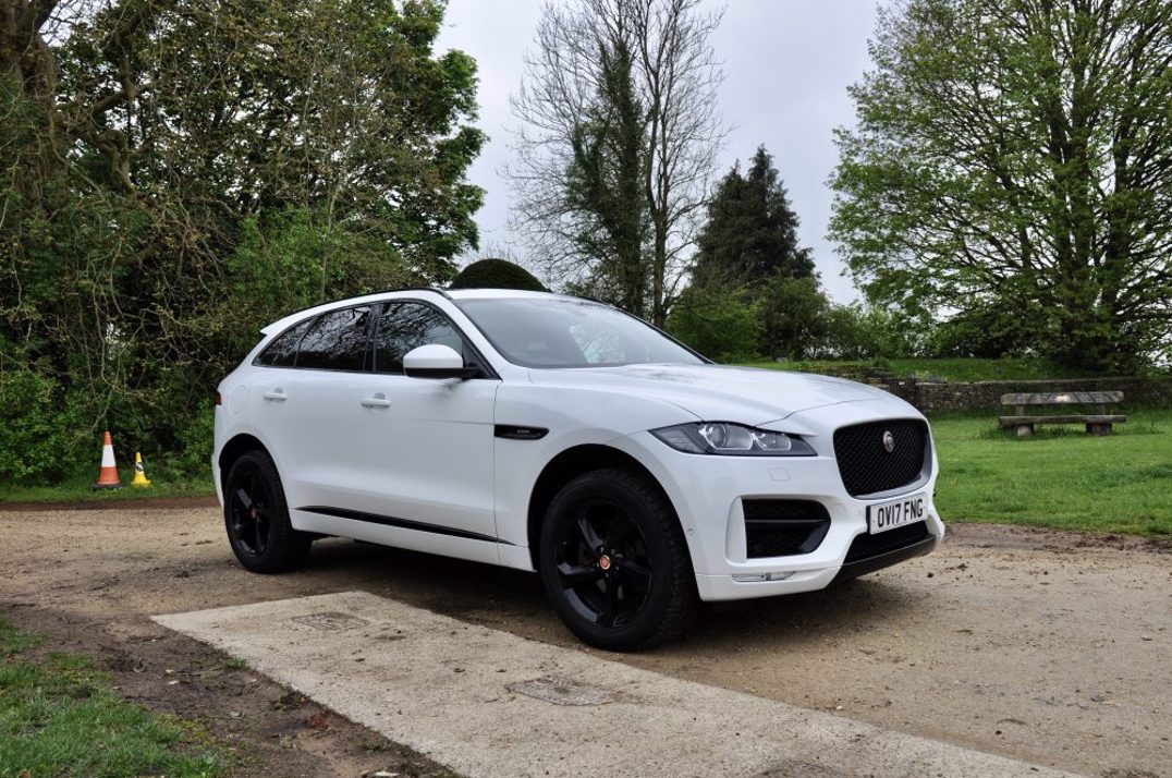 Jaguar F-Pace 2.0D 180 AWD R-Sport gallery image 1