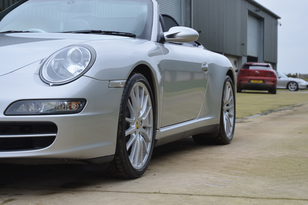 Porsche Carrera 911 C4S Cabriolet Manual. gallery image 16