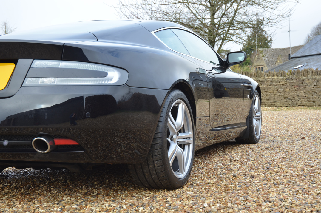 Aston Martin  Db-9 Manual gallery image 12
