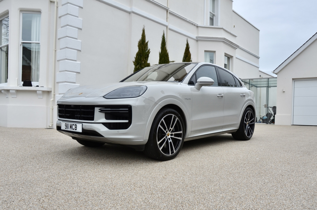 Porsche Cayenne Turbo Hybrid.. 2024 gallery image 2