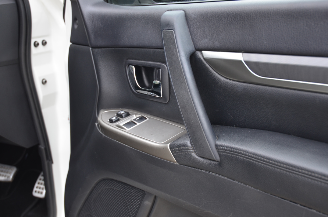 Mitsubishi Shogun 3.2 DI-D Barbarian Auto SWB gallery image 27