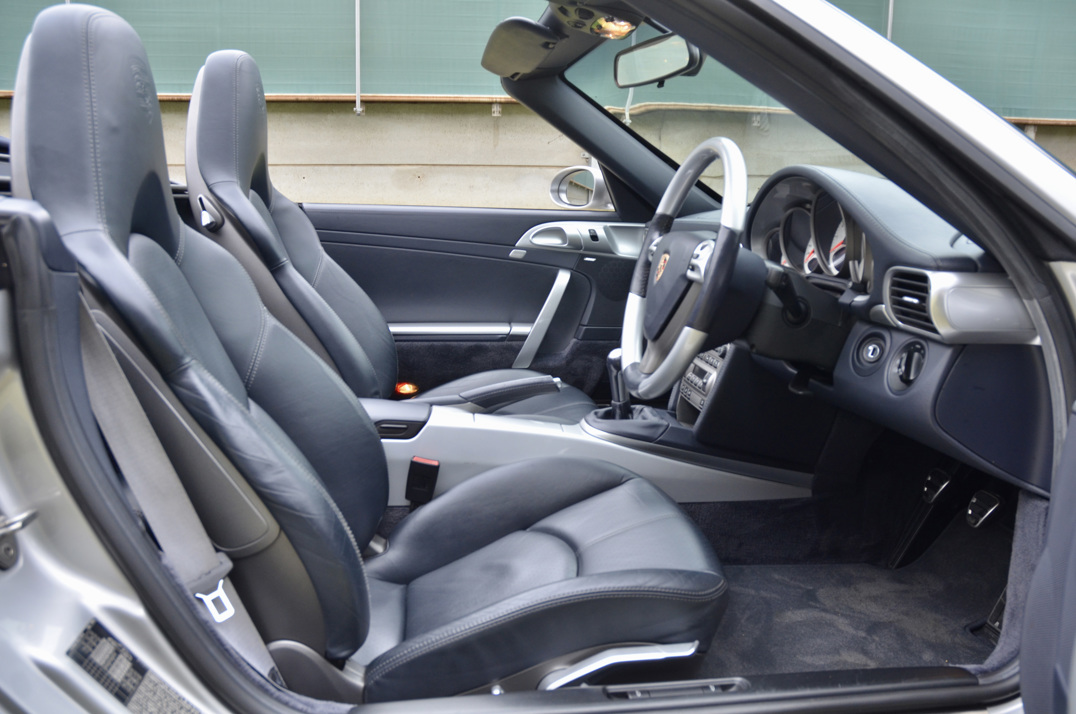 Porsche Carrera 911 C4S Cabriolet Manual. gallery image 27