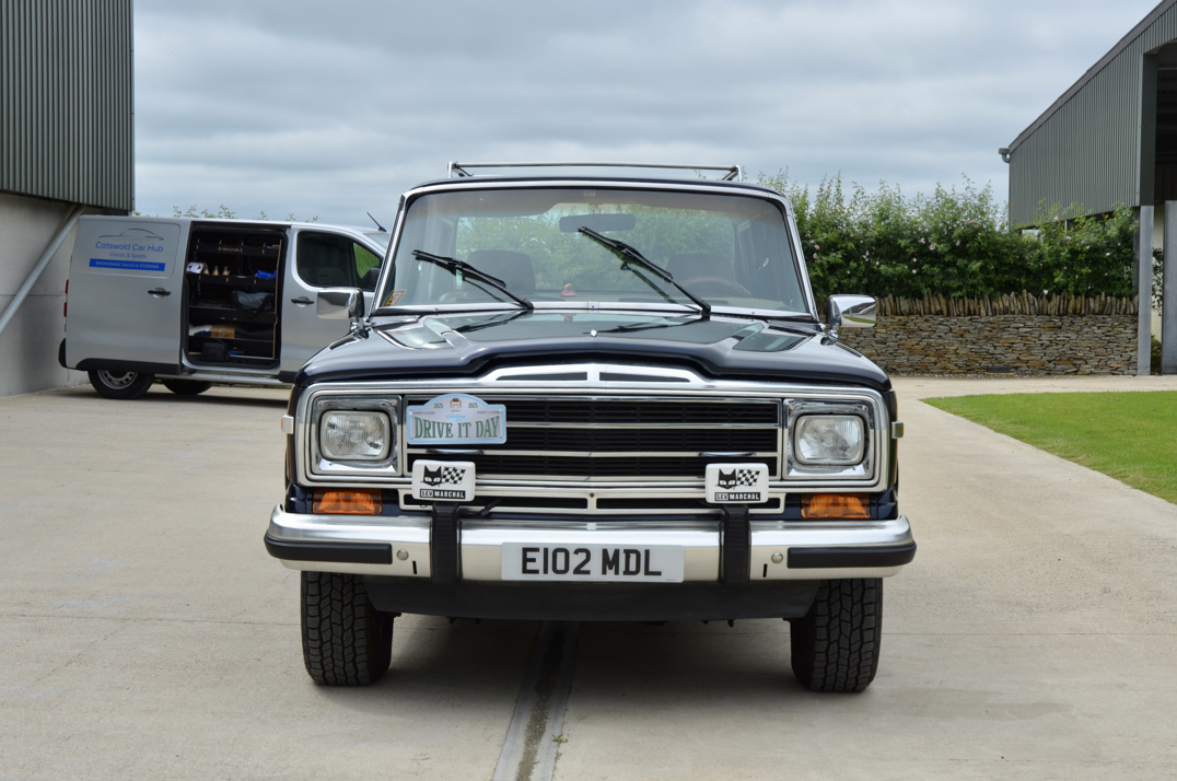 Jeep Grand Wagoneer 5.900cc V8 Auto gallery image 3