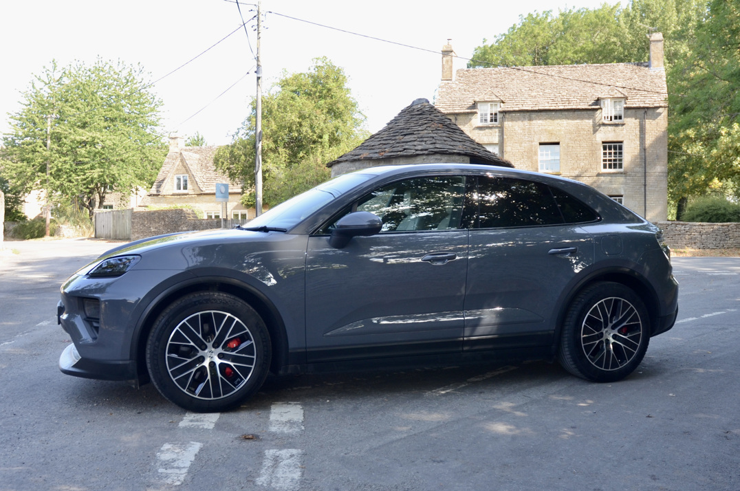 Porsche Macan 4s Electric gallery image 8
