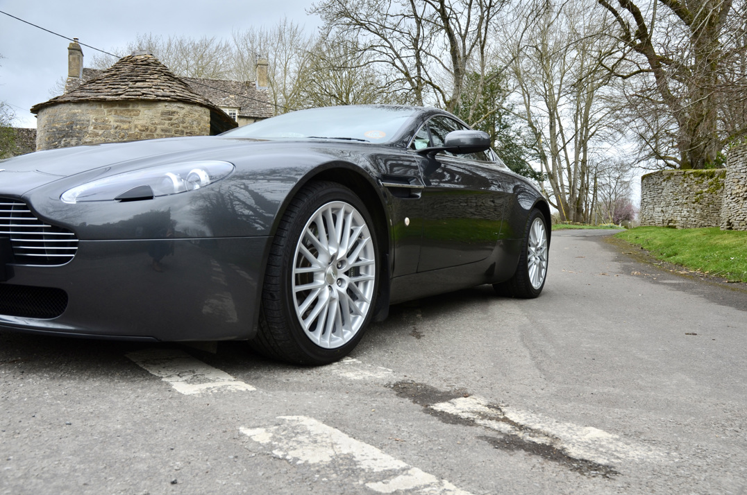 Aston Martin Vantage 4.7 Manual Coupe. gallery image 16