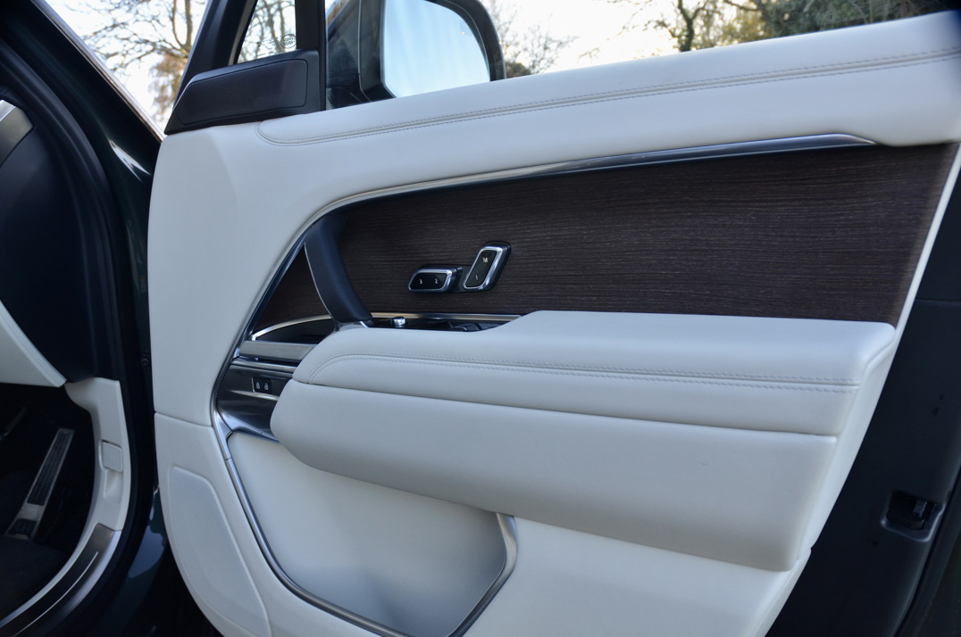 Land Rover Range Rover 3.0ltr P440e Autobiography gallery image 21