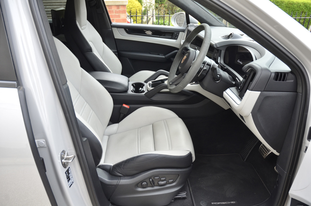 Porsche Cayenne Turbo Hybrid.. 2024 gallery image 26