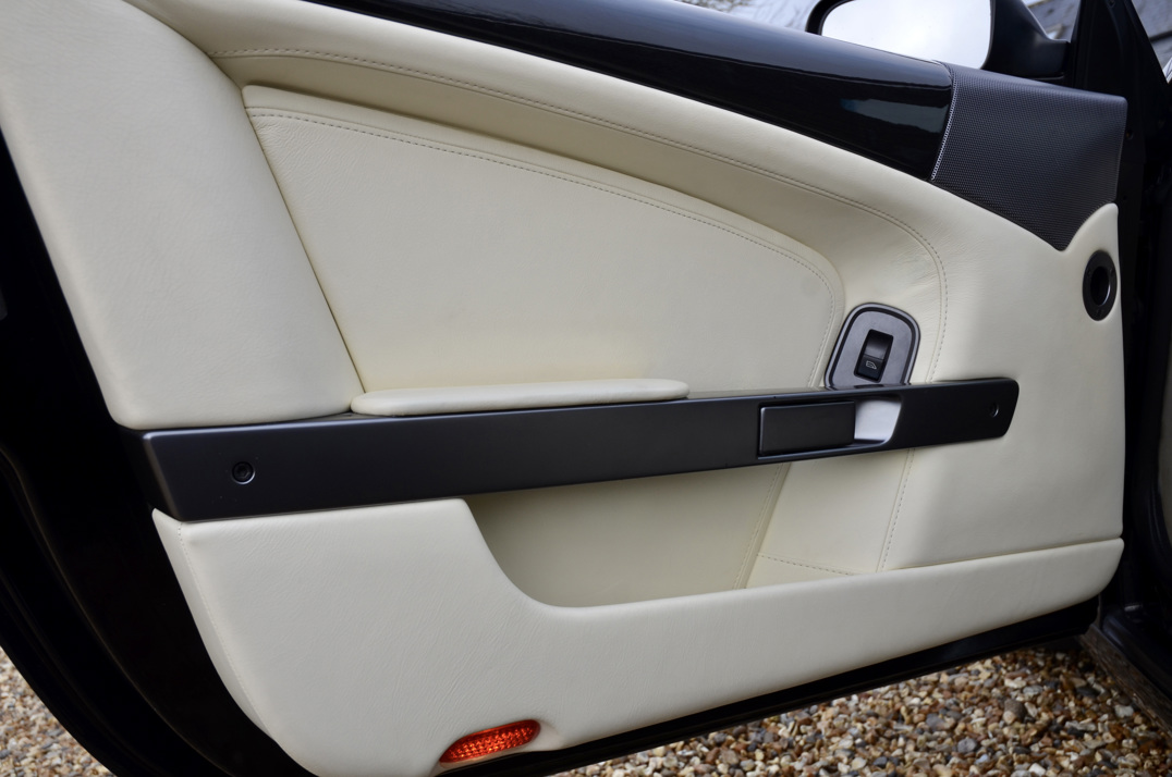 Aston Martin  Db-9 Manual gallery image 38