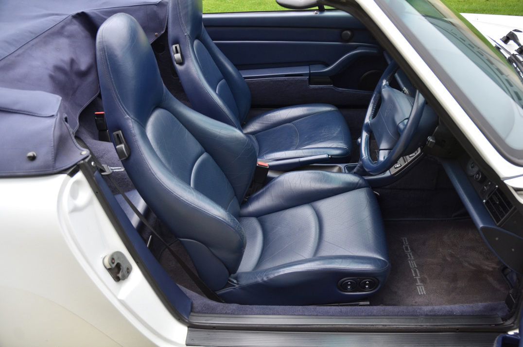 Porsche 911 (993) Carrera 3.6 Manual Cabriolet. gallery image 32
