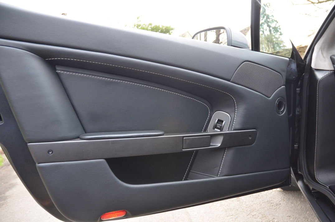 Aston Martin Vantage 4.7 Manual Coupe. gallery image 37