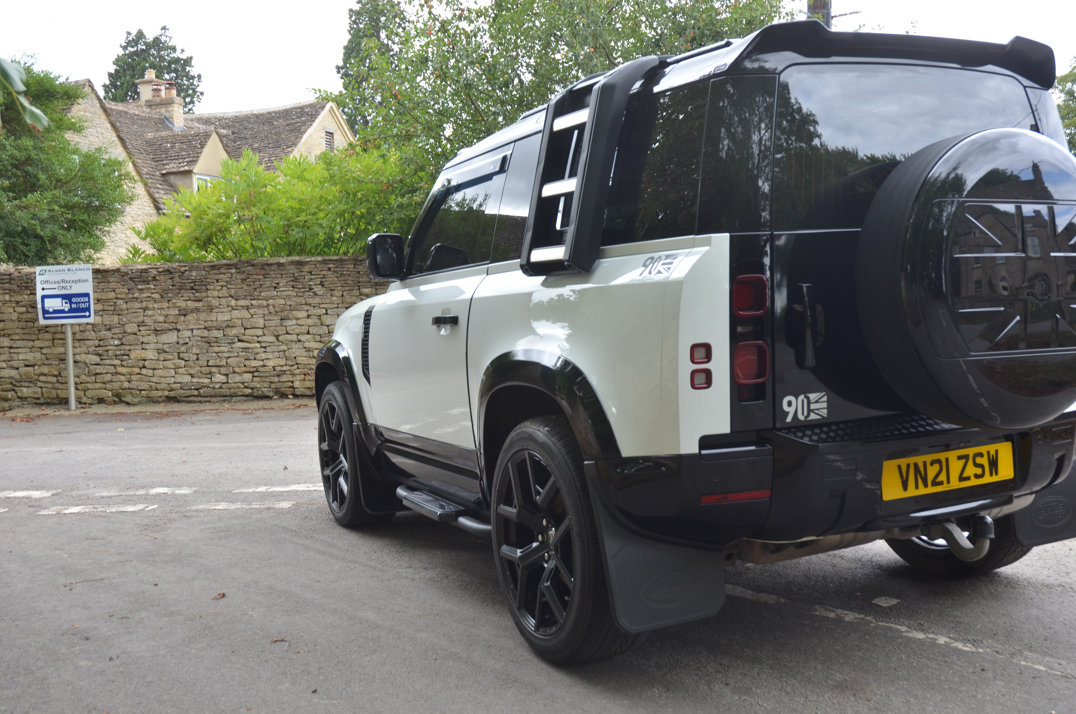 Land Rover Defender 90 3.0 250M MHEV Urban Edition gallery image 12