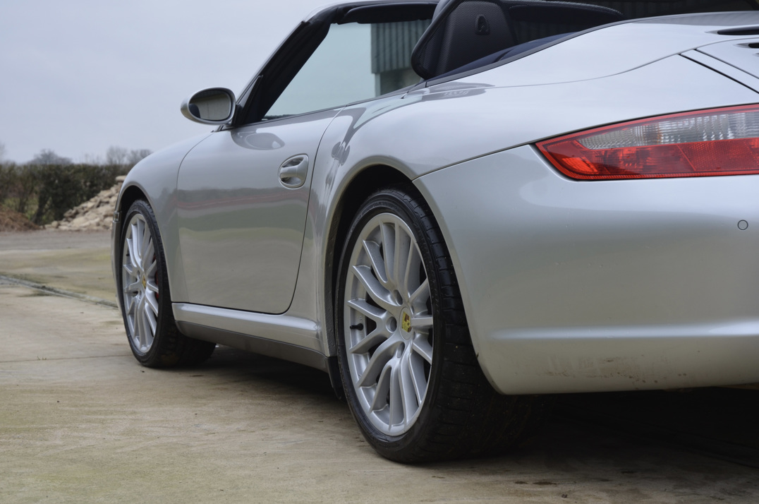 Porsche Carrera 911 C4S Cabriolet Manual. gallery image 15
