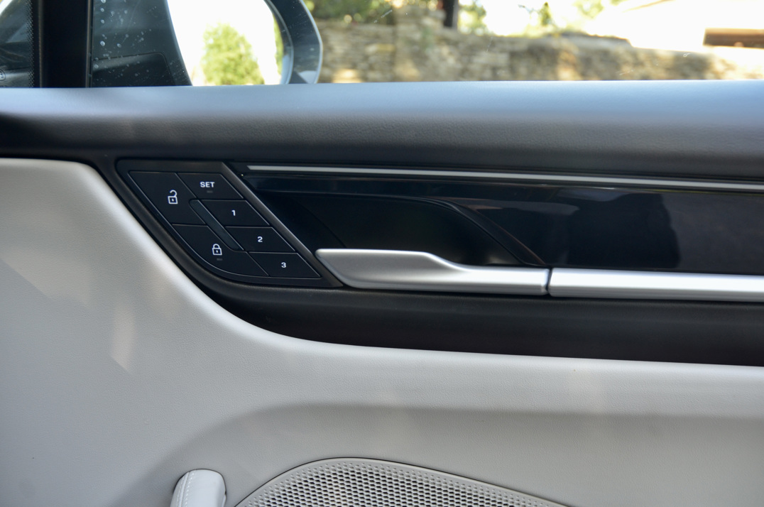 Porsche Macan 4s Electric gallery image 35