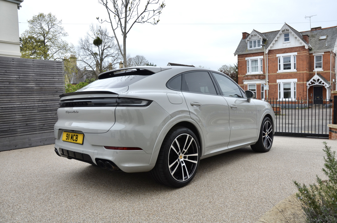 Porsche Cayenne Turbo Hybrid.. 2024 gallery image 7