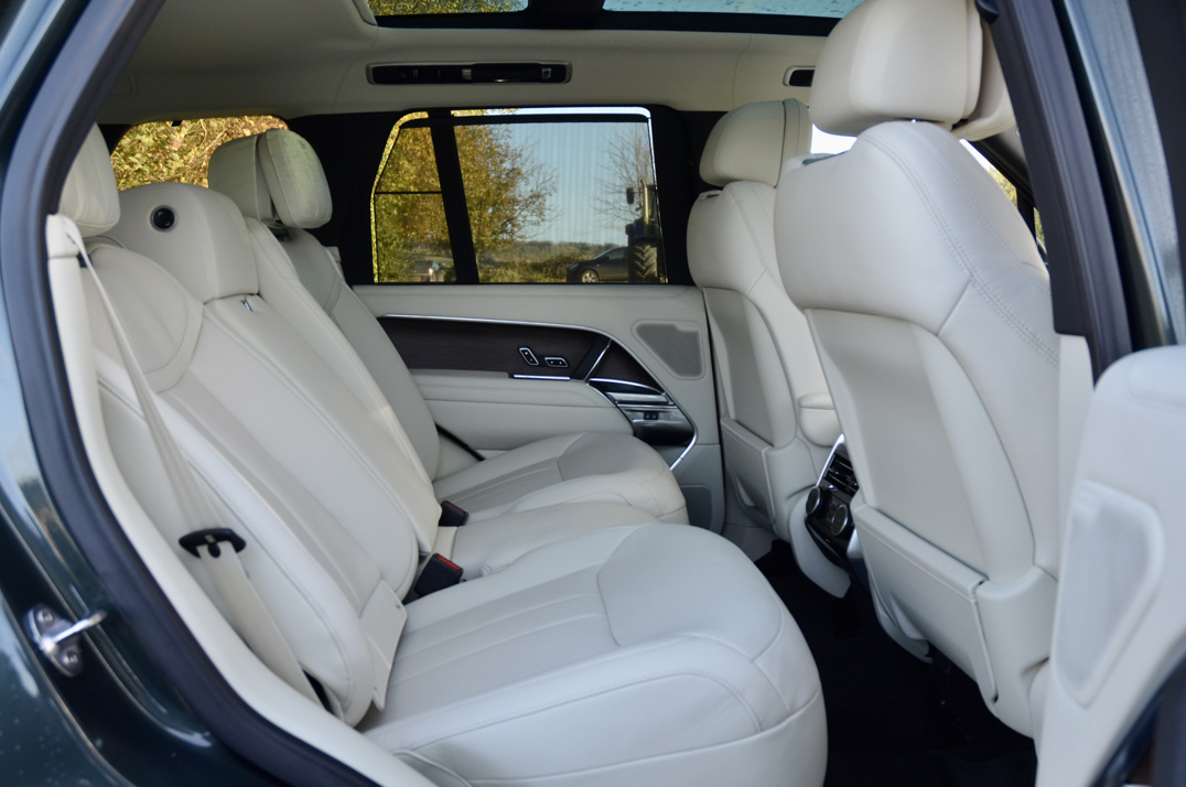 Land Rover Range Rover 3.0ltr P440e Autobiography gallery image 25
