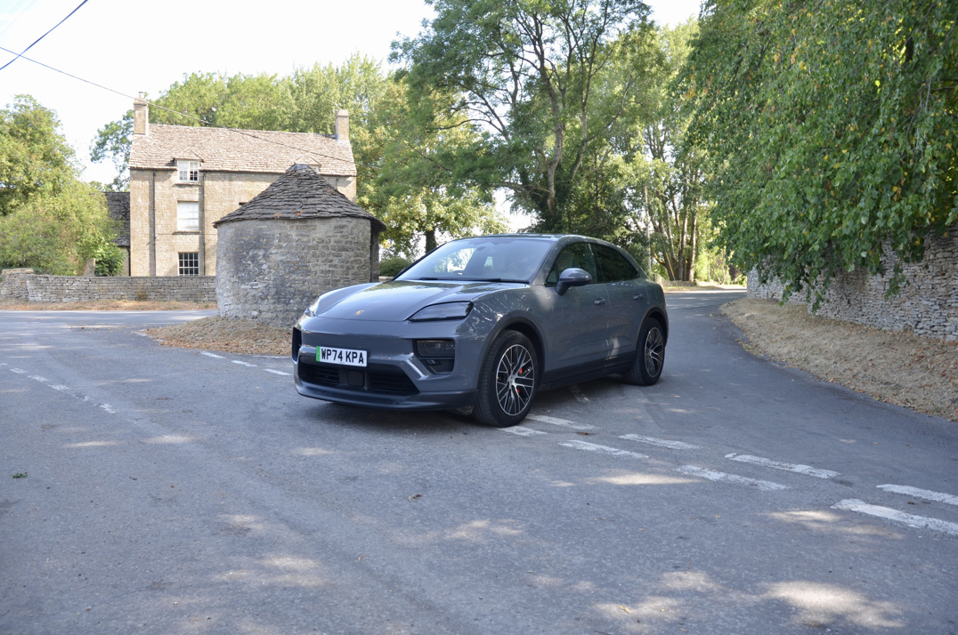 Porsche Macan 4s Electric gallery image 9