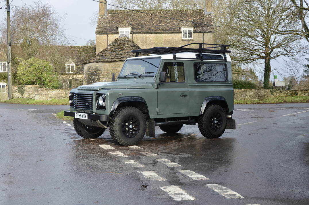 Land Rover Defender 90 XS Station Wagon gallery image 1