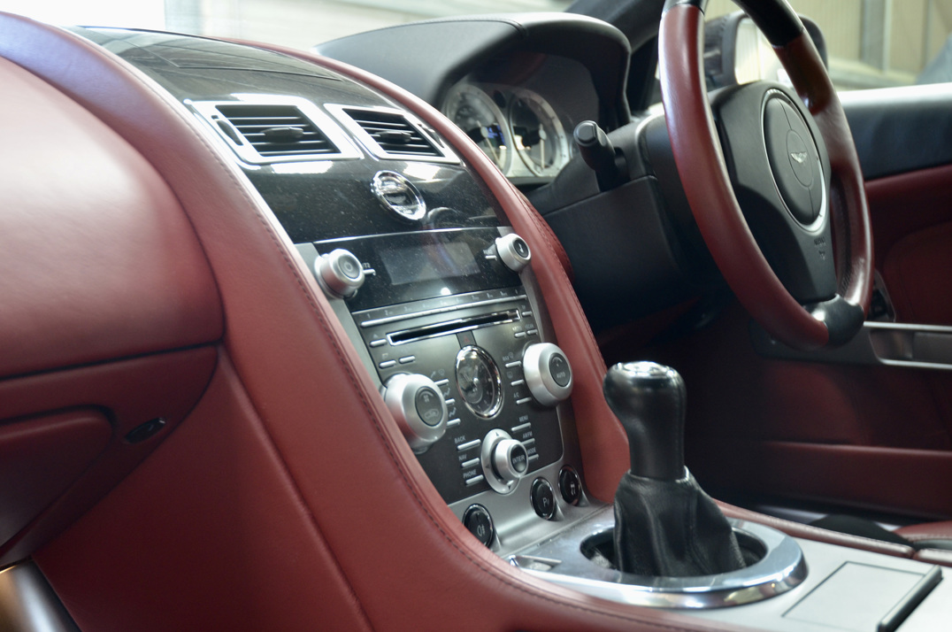 ASTON MARTIN DB-9 5.9 V12 Manual. gallery image 29