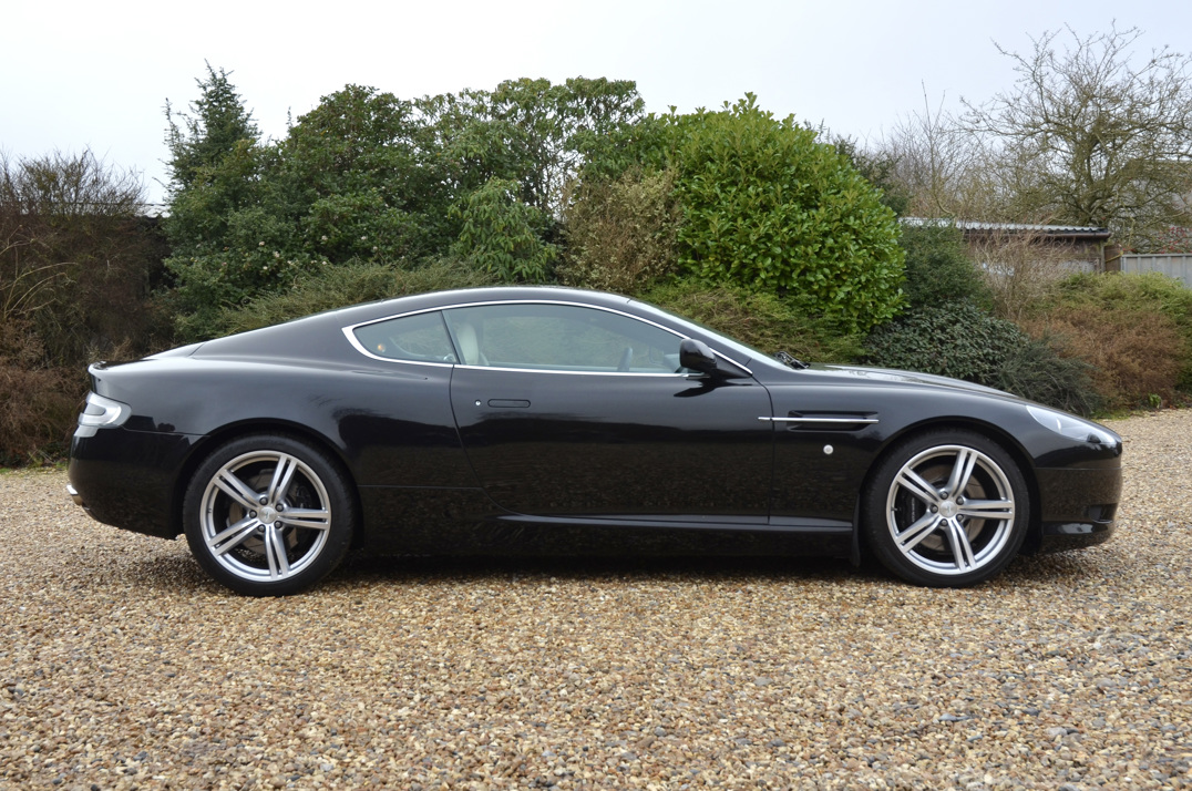 Aston Martin  Db-9 Manual gallery image 3