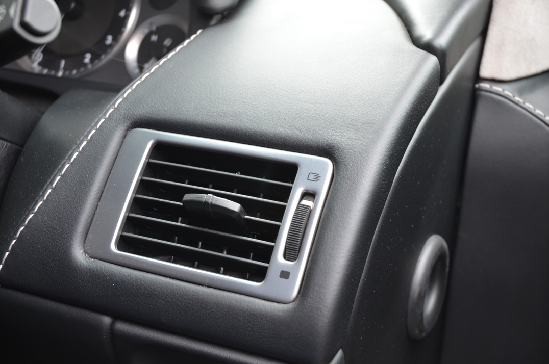 Aston Martin Vantage 4.7 Manual Coupe. gallery image 43