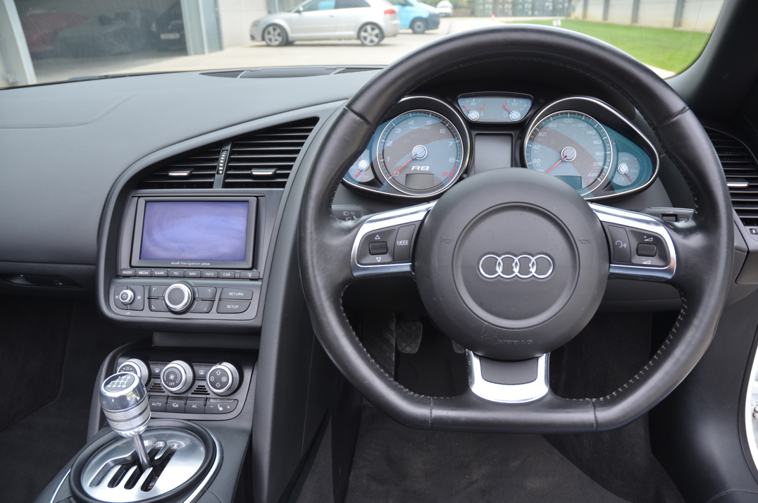 Audi R8 Spyder V8 Manul . gallery image 34