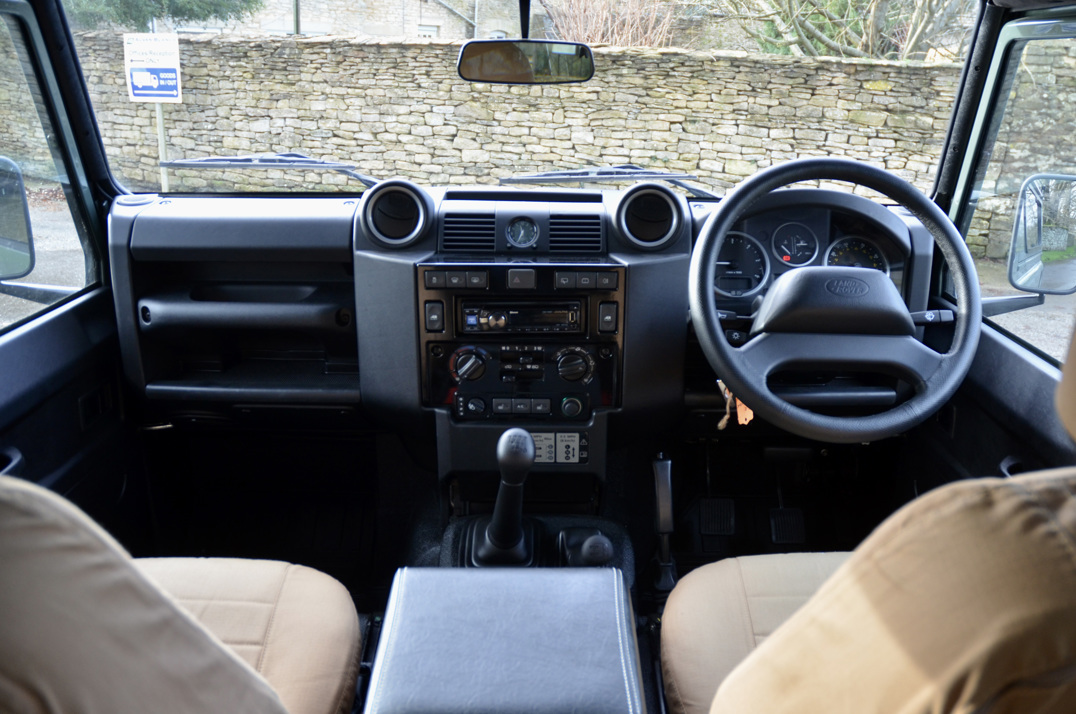 Land Rover Defender 90 XS Station Wagon gallery image 25