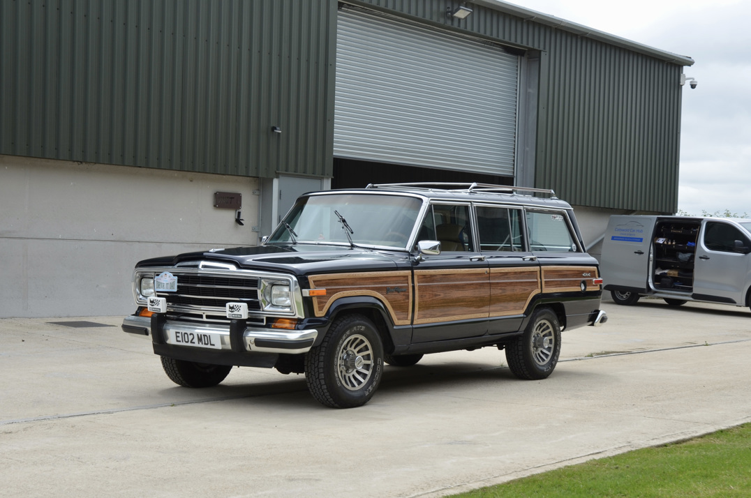 Jeep Grand Wagoneer 5.900cc V8 Auto gallery image 2
