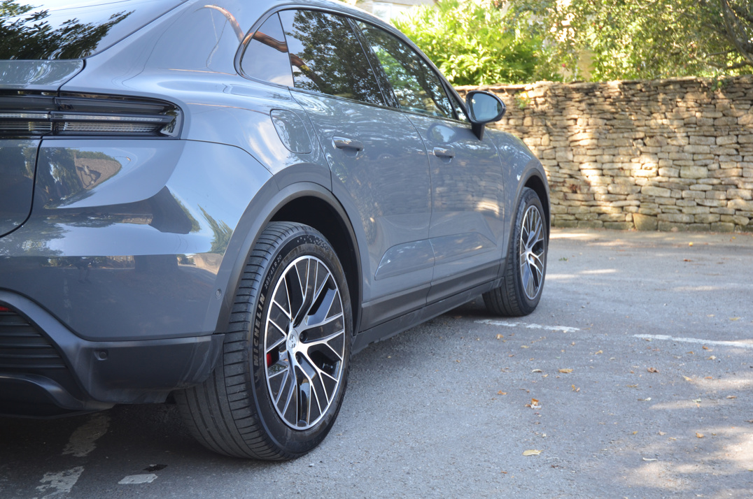 Porsche Macan 4s Electric gallery image 14