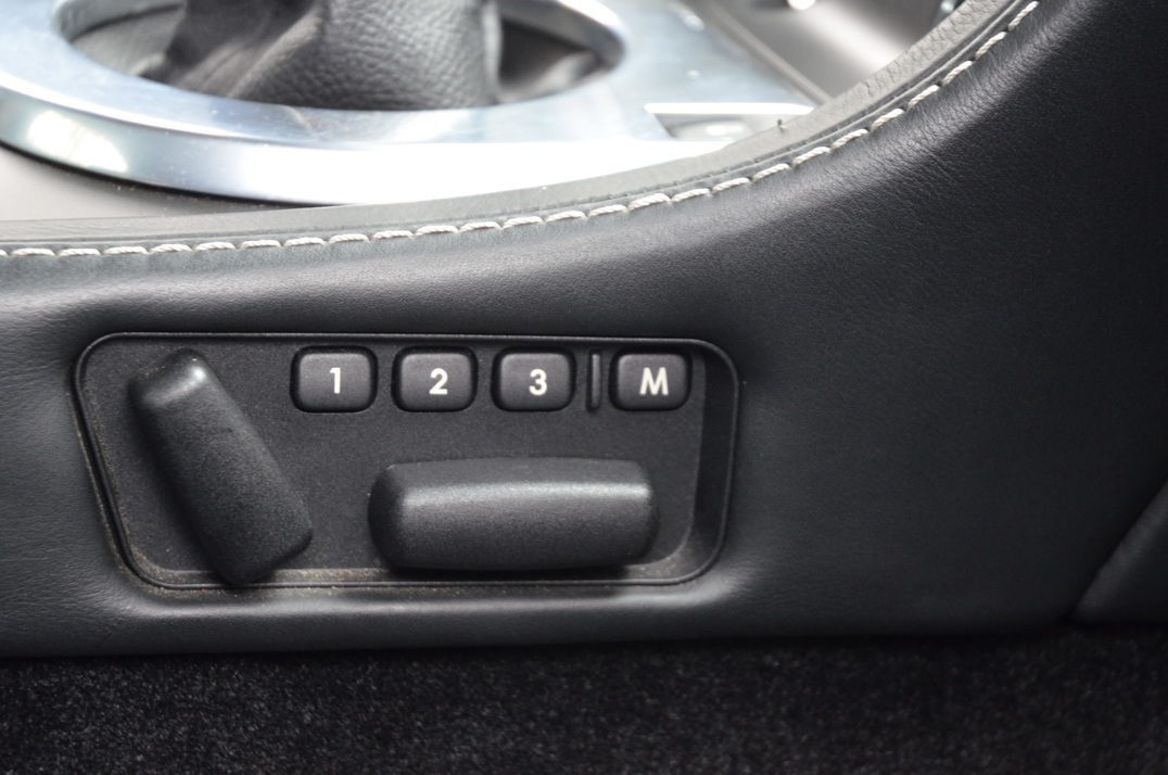 Aston Martin Vantage 4.7 Manual Coupe. gallery image 48