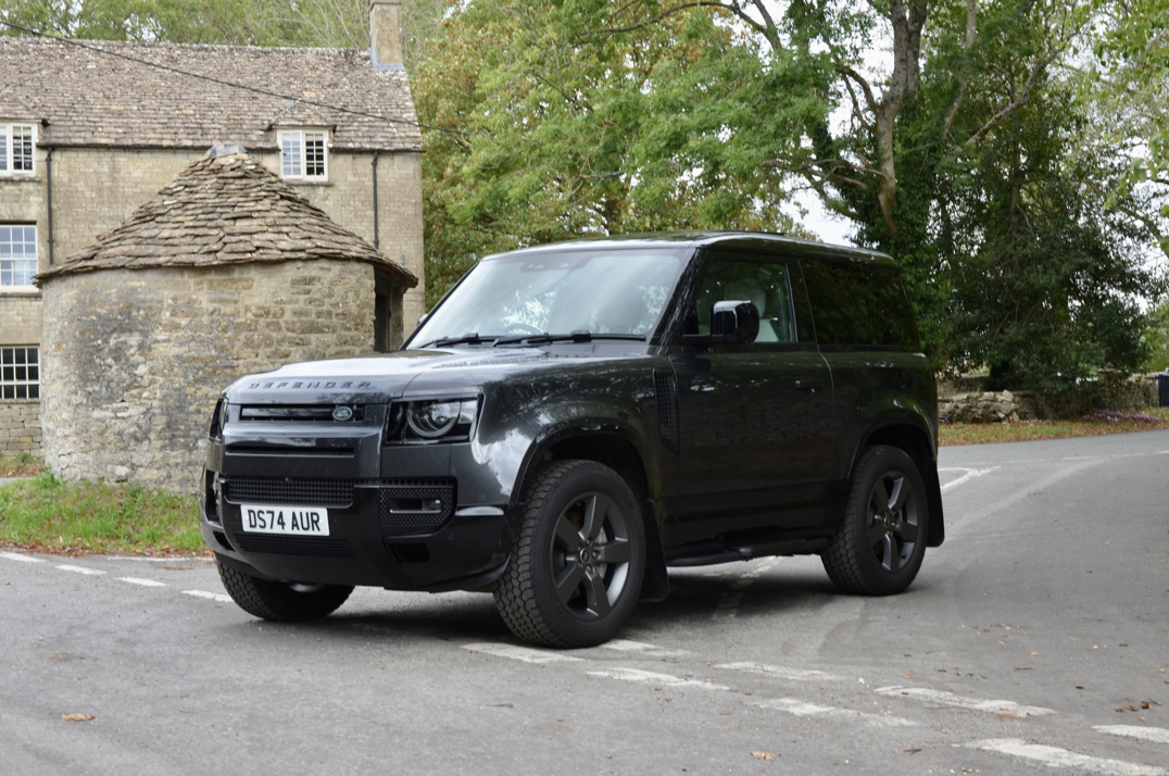 Land Rover Defender 90 X Dynamic HSE 3.0D 350 MHEV gallery image 2