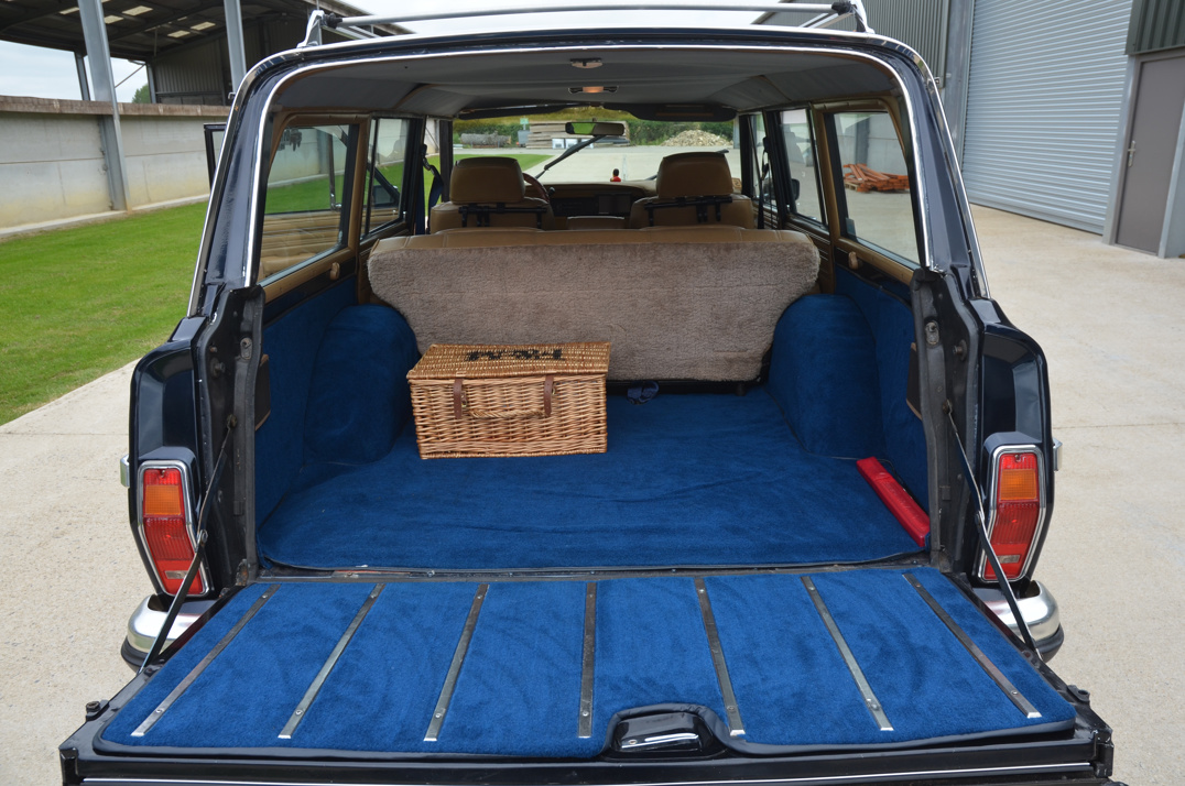 Jeep Grand Wagoneer 5.900cc V8 Auto gallery image 49