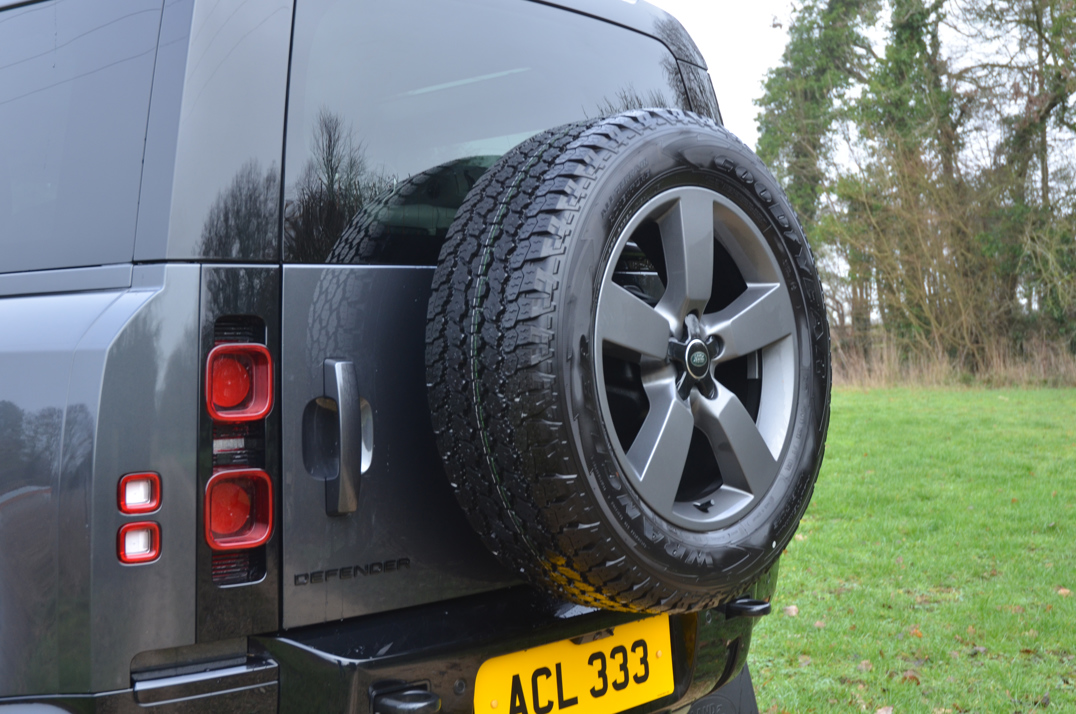 Land Rover Defender 90 X Dynamic HSE 3.0D MHEV gallery image 16