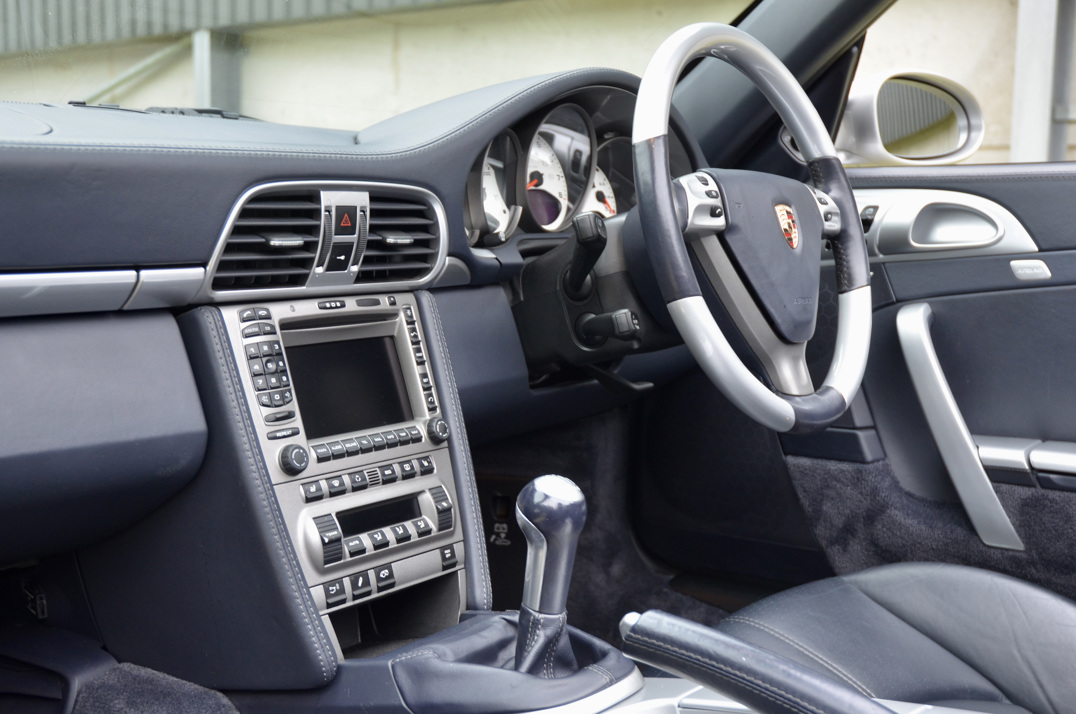 Porsche Carrera 911 C4S Cabriolet Manual. gallery image 29