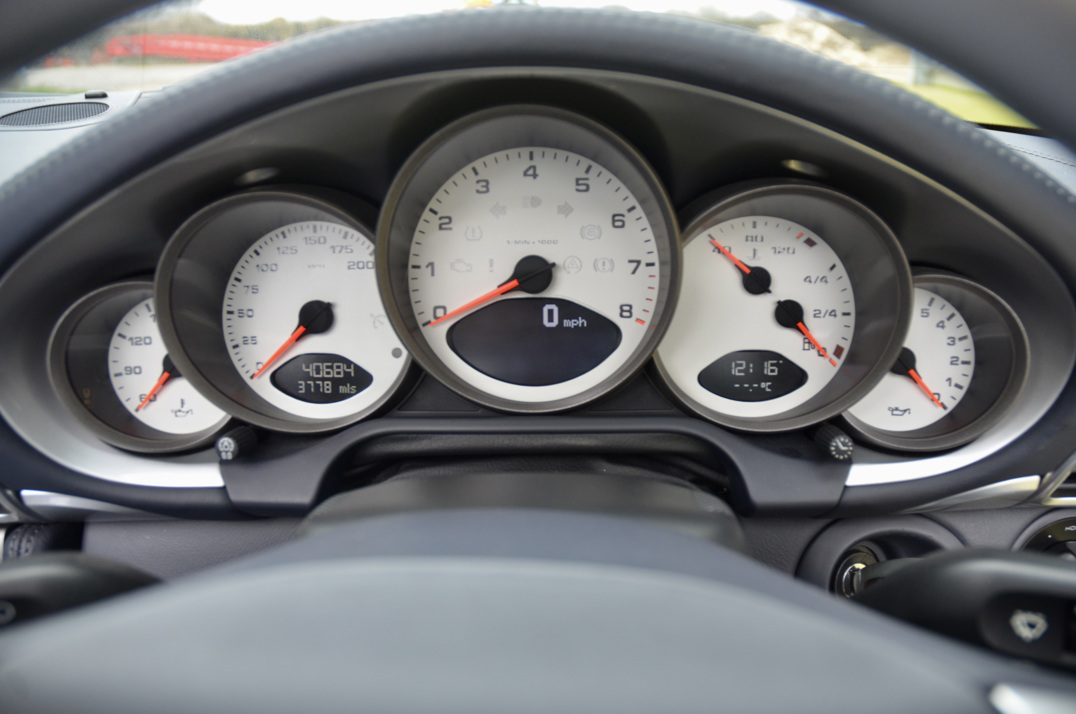 Porsche Carrera 911 C4S Cabriolet Manual. gallery image 34