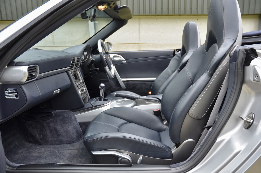 Porsche Carrera 911 C4S Cabriolet Manual. gallery image 31