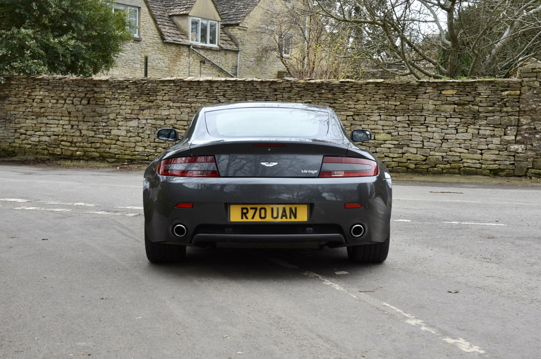Aston Martin Vantage 4.7 Manual Coupe. gallery image 10