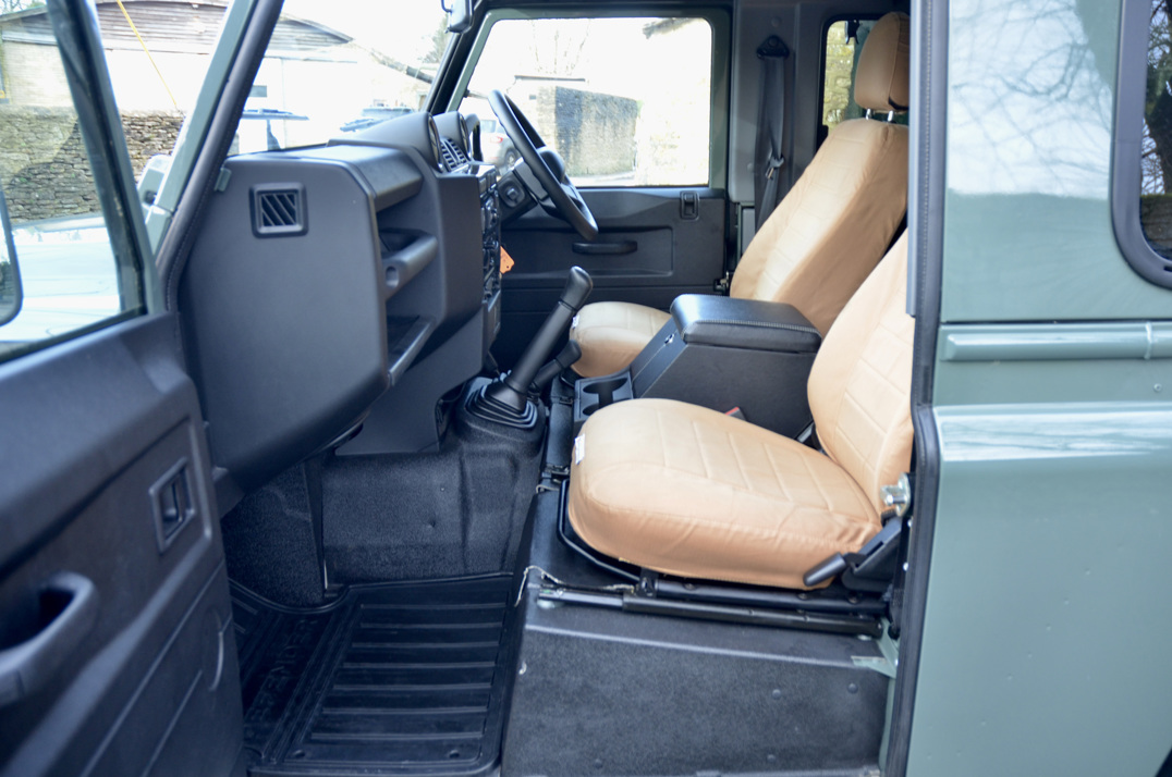 Land Rover Defender 90 XS Station Wagon gallery image 35