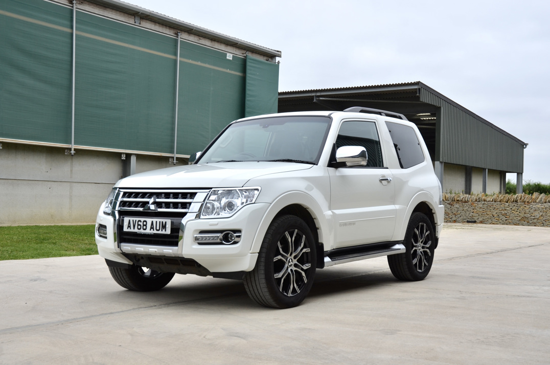 Mitsubishi Shogun 3.2 DI-D Barbarian Auto SWB gallery image 2