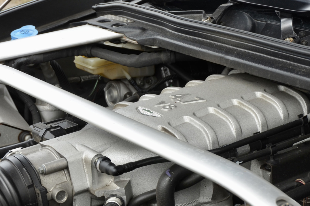 Aston Martin Vantage 4.7 Manual Coupe. gallery image 54