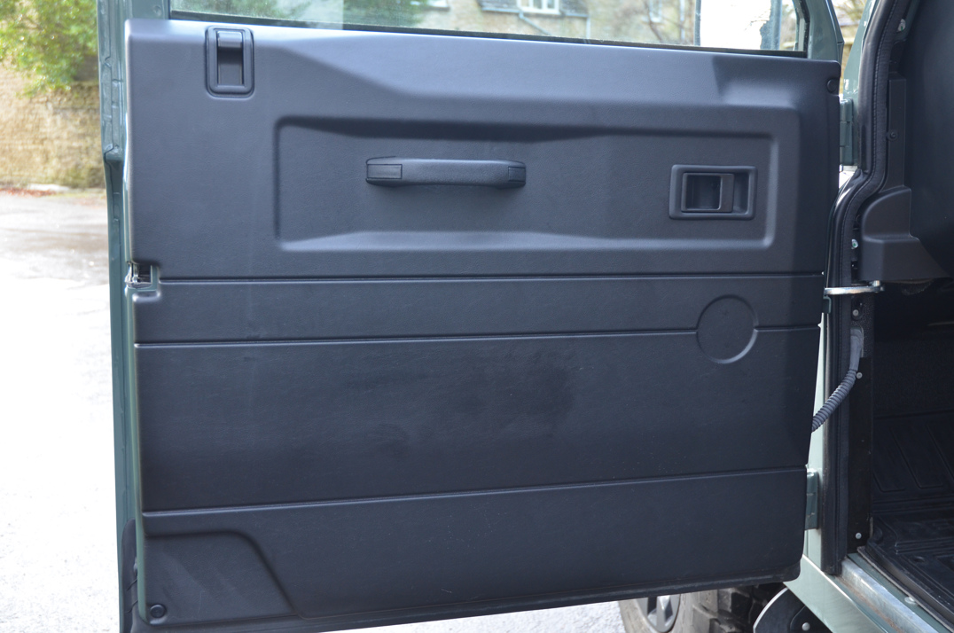 Land Rover Defender 90 XS Station Wagon gallery image 34